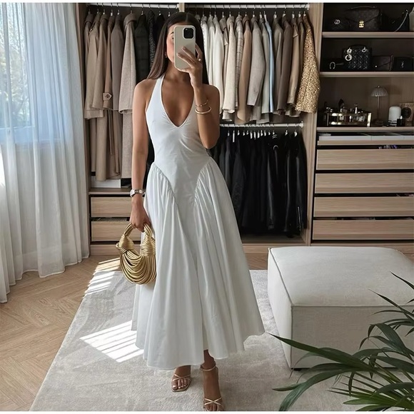 Marilyn Gingham Halter Midi
Sundress
HOUSE OF CB - Picture 3 of 3